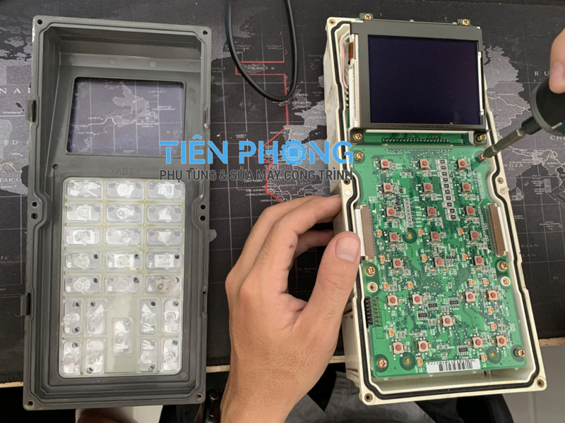 TIENPHONG sua man hinh may xuc - Sửa Máy Công Trình - Sửa Chữa Màn Hình Máy Xúc Uy Tín Ở Hồ Chí Minh